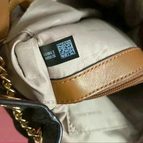 Michael Kors Women's Jet Set Chain - Picture 8 of 16